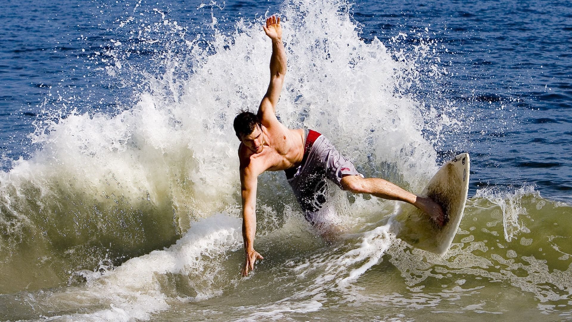 篮网前途光明!莱万多夫斯基新星比赛局势复杂表现突出观众掌声雷动